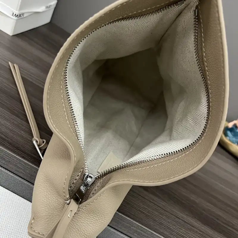 L0ew* bags 2404ya0088