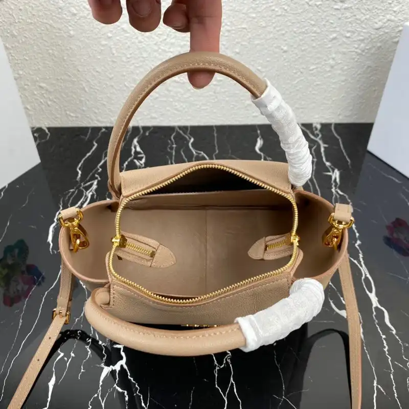 Pra*a bags 2012sh0043