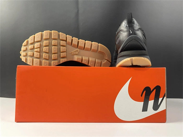 Resilient Nike Vaporwaffle sacai Black Gum DD1875- 5235